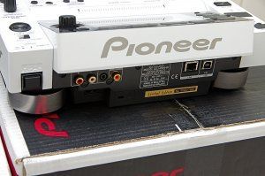 Pioneer CDJ2000 weiss5.jpg