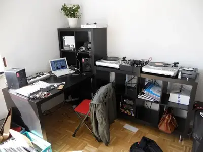 booth.webp (Open Floor)