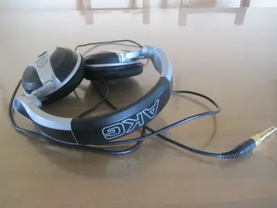 headphone und momo team 30 002.webp