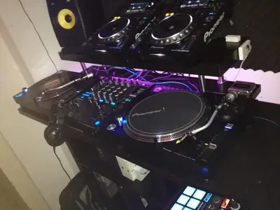 1601368_680206345409548_1109899589912279868_n.webp (Plattenspieler)