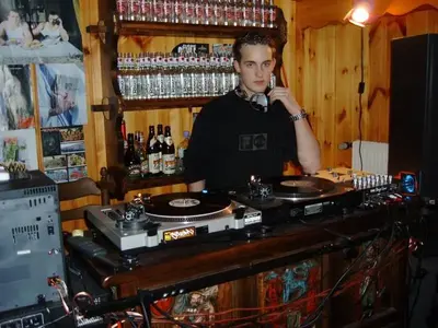 young_dj.webp (DJ-Software, Controller & All-in-Ones) young_dj.webp (DJ-Software, Controller & All-in-Ones)