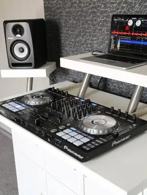 11188093_780659108720266_910796673_o.webp (DJ-Tools)