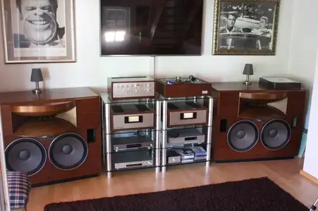 IMG_0073.webp (Plattenspieler)