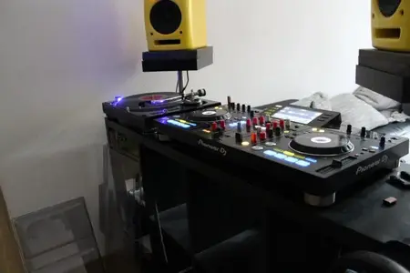 img25605agxfuhs1j.webp (Open Floor)