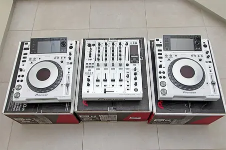 Pioneer CDJ2000 weiss.webp