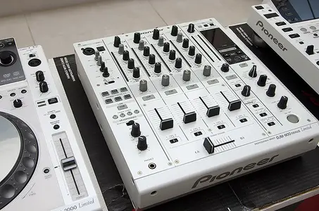 Pioneer CDJ2000 weiss2.webp
