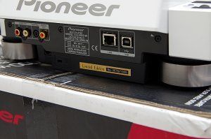 Pioneer CDJ2000 weiss4.jpg