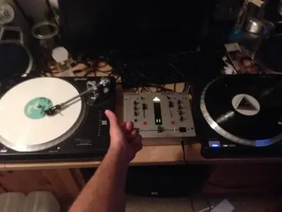 10523341_683387248403791_5328068731513438082_n.webp (Plattenspieler)