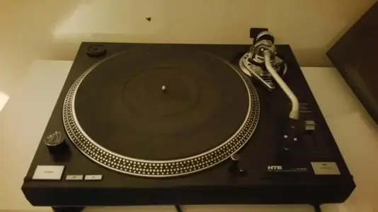 hte-turntable.webp (Plattenspieler)