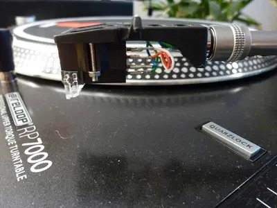 P1030821_klein.webp (Plattenspieler)