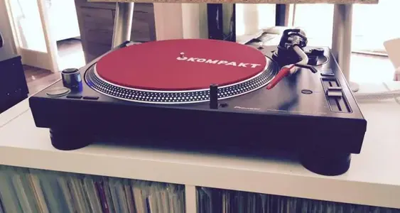 12512354_948536541909859_1554133712595196300_n.webp (Plattenspieler)