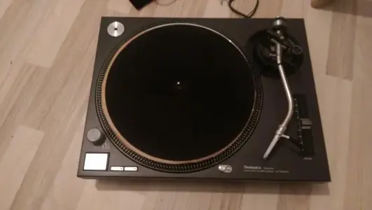 1460913484278566434297.webp (Plattenspieler)