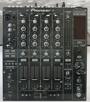 djm800-frontaleoben.webp