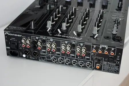 djm800-anschluesse.webp