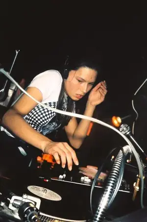 100_-Isis-NL-Folie_s-Pigalle-Paris-1993-Olivier-Degorce-Plastic-Dreams-Headbangers-Publishing.webp (Open Floor)