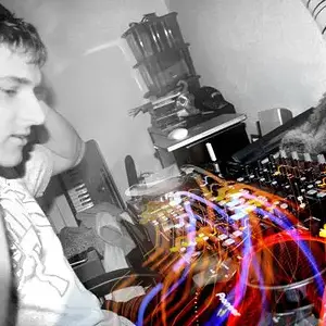 33882-raph Beim Mixen 