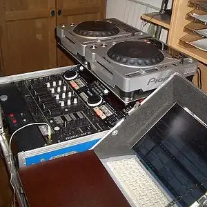 DJ Frankie Konsole 3.JPG
