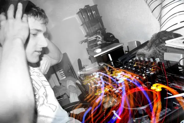 33882-raph Beim Mixen 