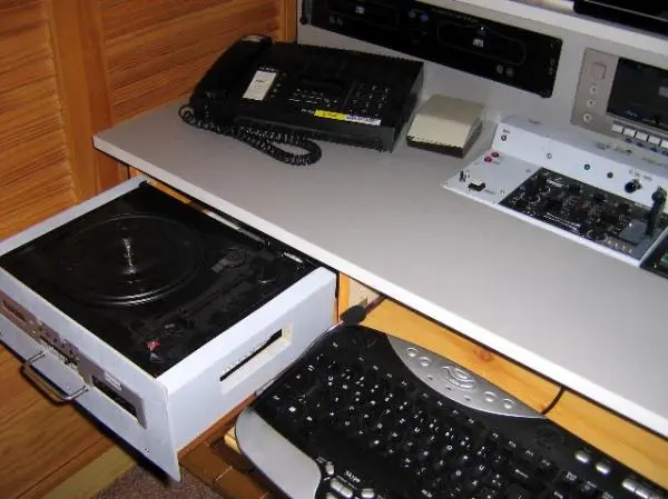 56911-radiostudio Einbau Plattenspieler 08 2011 Img 4912 Gweb