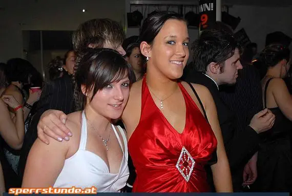 Die Mit Dem Roten Ballkleid(vor/bei Der Arbeit)