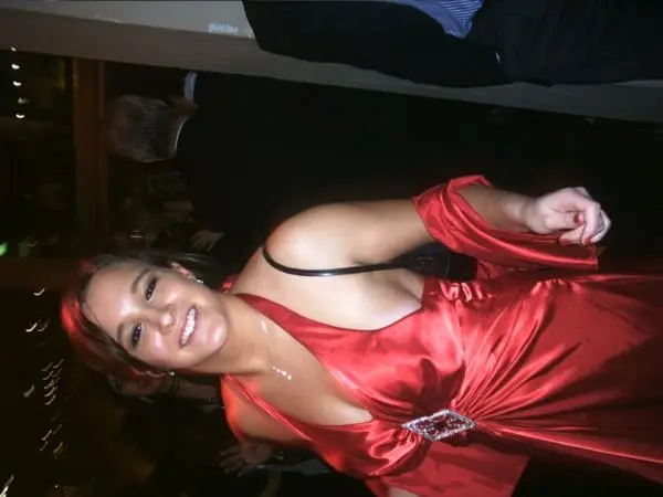 Die Mit Dem Roten Ballkleid(vor/bei Der Arbeit)