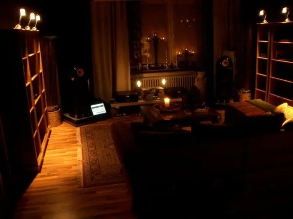 Wohnzimmer fast fertig! Nur das Djpult hinte der Couch muss noch fertig gemacht werden. Aber ich fin