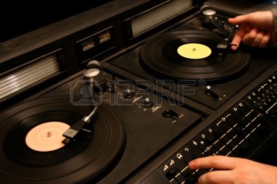 3298519-dj-39-s-hand-mit-vinyl-sowjetischen-mixer-dj-39-s-der-80er-jahre-die-in-der-udssr.jpg